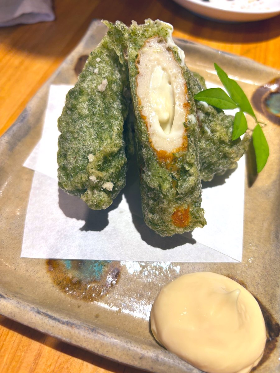 riinutan's tweet photo. 定年退職した元上司たちとの飲み会が先日あり、久々の北千住。ここの居酒屋、食べ物全部おいしかった。特に1枚目のポテサラにカレー粉とたくあん混ぜたのが乗ってるの。これ家で絶対やろ。山椒のサワーがかなりおいしかった。山椒の粉付きすぎて、ずっと唇痺れてたけどw https://t.co/pN4Uyes7ha
