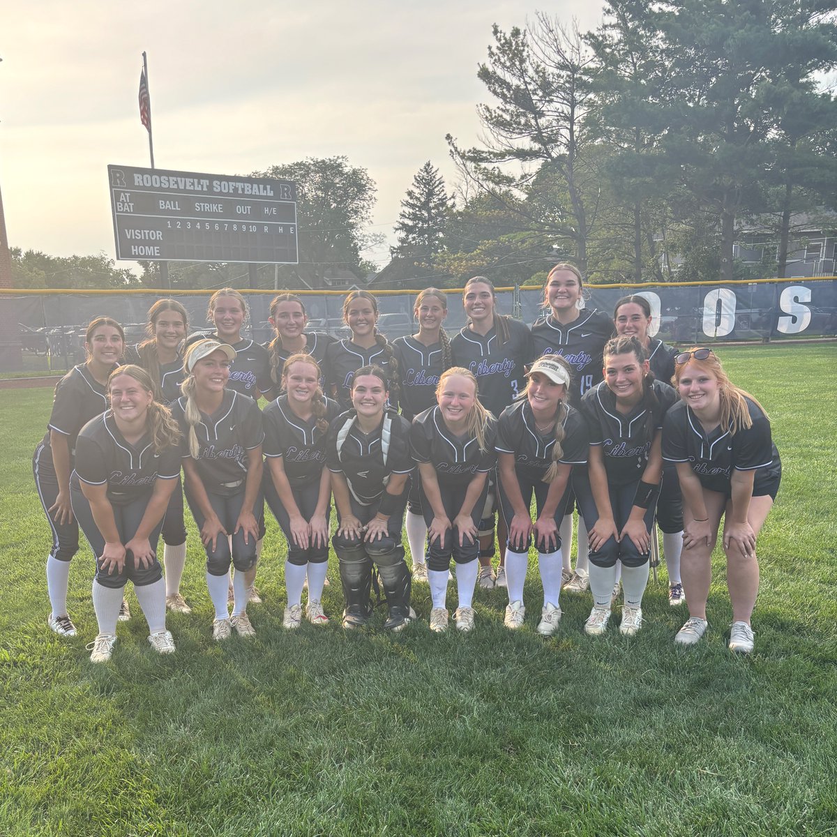 Bolts win on the road! 💪🏼🥳 

W  4-2 vs Des Moines Roosevelt! Great team win!!! 🤩

We advance to the Regional Final game on Tuesday, July 15th @ Linn-Mar @ 7:00pm 😈