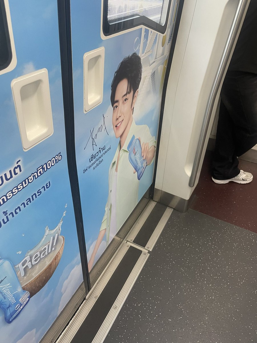 เอ็นดูอะะ มีพี่แฟนคลับมานั่งยองๆกับเซลฟี่กับพี่เซียวจ้านตรงนี้ด้วย55555 เข้าใจทุกอย่างง