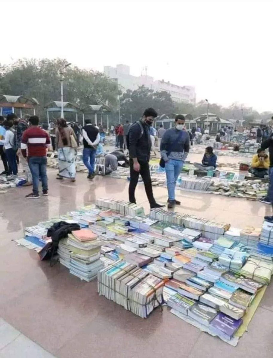 AayushiMenaria's tweet image. खुद जमीन पर पड़ी हैं, किंतु आसमान तक कि ऊंचाईयों में पहुंचा देने कि क्षमता केवल इनमे है..!! ❤️✌️
#upscreforms 
#Upscaled 
#EWS