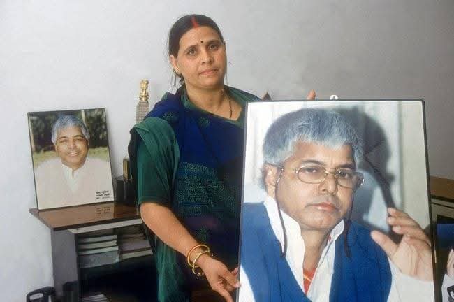 jayantjigyasu's tweet photo. 1993 में लालू जी ने सर पर मैला ढोने वाली अमानुषिक प्रथा के ख़िलाफ़ कड़ाई से कानूनी कार्रवाई का प्रावधान किया।

22 अक्टूबर 1999 को राबड़ी जी ने अपनी सरकार के दौरान सती प्रथा के बाद अंधविश्वास के ख़िलाफ़ सबसे कड़ा क़ानून “डायन प्रथा प्रतिषेध अधिनियम” बना कर लाया। इससे डायन बता कर महिलाओं पर होने वाले अत्याचार से निबटने में सहूलियत मिली।

स्त्रियों के अस्तित्व से आसपास की दुनिया के और सुंदर व सार्थक होने तथा उनकी गरिमा के महत्व को समझने की लालू जी के अंदर अनूठी संवेदनशीलता रही है जिससे उन्होंने कामकाजी महिलाओं के लिए माहवारी के दिनों में दो दिन के विशेषावकाश का प्रावधान 1992 में किया जो दुनिया के बड़े-बड़े मुल्क उस समय नहीं कर सके थे।

राबड़ी जी @RabriDeviRJD ने शिक्षा की वंचना को भोगा था, इसलिए उन्होंने हर कमिश्नरी में अतिपिछड़े-पिछड़े समाज की लड़कियों के लिए आवासीय विद्यालय खोला जिसकी हालत विभागीय मंत्री रहते हुए तेजस्वी जी ने दुरुस्त की, और पिछली सरकार में बतौर विभागीय मंत्री अनिता चौधरी जी ने हर ज़िले में उसे खोलने का फ़ैसला लिया। राबड़ी जी ने अकलियत समाज के बच्चों के लिए आवासीय प्रबंध किया तो संघी पृष्ठभूमि वाले भारत सरकार के कुछेक मंत्रियों ने घृणास्पद बयान दिया कि वहां आईएसआई के एजेंट पलते हैं। पर, राबड़ी जी ने अडिग, अविचल रहते हुए इल्म-ओ-तालीम की लौ को बचाए रखा। 1996 में लालू जी ने 1300 और 2003 में राबड़ी जी ने 1050 असिस्टेंट प्रफ़ेसर की बहाली की और गुणवत्ता का भरपूर ख़याल रखा।

गाँधीजी ने कहा था, "करो या मरो"। तो लालू जी ने बहुजन समाज के बच्चों का आह्वान करते हुए कहा था, "पढ़ो या मरो"। समाज के सबसे उपेक्षित-तिरस्कृत डोम व मुसहर समाज के बच्चों को प्रोत्साहनस्वरूप स्कूल जाने पर प्रतिदिन एक रुपया देने की शुरुआत की, जो बाद में सभी बच्चों के लिए कर दिया। आज जबकि देश के तमाम लब्धप्रतिष्ठ संस्थानों को बेचा, नोचा, खसोटा व उजाड़ा जा रहा है; वैसे में बिहार में शिक्षा के विकास के लिए लालू जी ने सदा उन्मुख रह के 6 विश्वविद्यालय (जेपी युनिवर्सिटी छपरा, वीर कुँवर सिंह युनिवर्सिटी आरा, बीएन मंडल युनिवर्सिटी मधेपुरा, सिधू-कान्हो-मुर्मू युनिवर्सिटी दुमका, विनोबा भावे युनिवर्सिटी, हज़ारीबाग़, और एक्ट द्वारा नालंदा ओपन युनिवर्सिटी) हमें देने का काम किया, और एक युनिवर्सिटी - मौलाना मज़हरूल हक़ अरबी-फारसी विश्वविद्यालय, पटना को स्थापित करने का श्रेय मातृसमा राबड़ी देवी जी को जाता है।

जब 24 सांसदों के साथ सरकार में शामिल सबसे बड़ी पार्टी के मुखिया की हैसियत से लालू जी को केंद्र में काम करने का मौक़ा मिला, तो उन्होंने 5 वर्षों में लगभग दो लाख करोड़ की सहायता राशि बिहार को मुहैया कराई। उनके समर्थन से चल रही यूपीए सरकार के दौरान उन्होंने बिहार में तीन केंद्रीय विश्वविद्यालय को मंजूरी दिलाई और दो केंद्रीय विश्वविद्यालय के परिसर बिहार में खुलवाए। साथ ही, मानव संसाधन विकास राज्य मंत्री के रूप में उनके सहकर्मी अली अशरफ़ फ़ातमी जी ने सीबीएसई का रीजनल ऑफ़िस भी पटना में खुलवाया, उस कार्यकाल में सर्वाधिक केंद्रीय विद्यालय की मंजूरी बिहार के लिए दिलवाई। उनके सत्प्रयासों से यूपीए 1 की सरकार में मंडल II लगा, शिक्षा मंत्री अर्जुन सिंह जी ने उच्च शैक्षणिक संस्थानों में दाखिले हेतु पिछड़ों के लिए 27 फ़ीसदी आरक्षण लागू करने की घोषणा की। इससे वंचित समाज को प्राथमिक, माध्यमिक व उच्च शिक्षा से जोड़ने की उनकी वसी सोच का पता चलता है।

लालू जी और राबड़ी जी ने सबसे ज़्यादा प्राइमरी स्कूल खोले, सबसे ज़्यादा प्राथमिक स्वास्थ्य केंद्र खोले, सर्वाधिक ज़िले [16 ज़िले व दो पुलिस ज़िला - मौजूदा बिहार का लगभग एक चौथाई ज़िला (9) एवं वर्तमान झारखंड का एक चौथाई से अधिक ज़िला (7)], सबडिवीज़न व डिवलपमेंटल ब्लॉक बनाये। उनके और राबड़ी जी के कार्यकाल के बाद बिहार में एक भी नया ज़िला नहीं बना।

चरवाहा विद्यालय मनुष्यता के इतिहास में एक नायाब प्रयोग था। अफ़सोस कि प्राथमिक शिक्षा जो व्यक्तित्व-विकास की बुनियाद है, उसका "डिग्री लाओ, नौकरी पाओ" की नीति अपना कर अदूरदर्शी नीतीश की सरकार ने कचूमर निकाल दिया है।

जब तेजस्वी जी के नेतृत्व में नये बिहार के निर्माण की शुरुआत हो तो मुख्यमंत्री के रूप में पहला काम बिहार में जेएनयू जैसा शानदार विश्वविद्यालय खोलने की दिशा में क़दम हो जो सभी सामाजिक पृष्ठभूमि के बच्चों के लिए गुणवत्तापूर्ण उच्च शिक्षा सुनिश्चित करेगा।

लालू प्रसाद जी @laluprasadrjd के पांच दशकों के लोकजीवन, राजनैतिक दर्शन, लोकराज में उनकी और राबड़ी देवी जी की प्राथमिकता एवं तेजस्वी प्रसाद जी तक उनकी समाजवादी वैचारिकी की निरंतरता की एक झलक:

https://t.co/d5TZlZ0cvw…