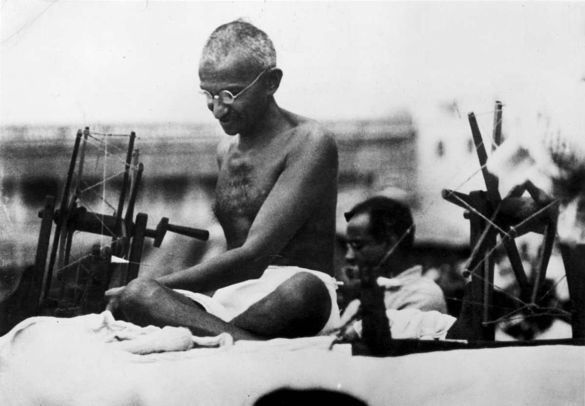 Gandhi Smriti and Gandhi Darshan, New Delhi (@gandhismriti_) on Twitter photo ЁЯз╡ "рд╕реНрд╡рджреЗрд╢реА рд╣реА рд╕реНрд╡рд╛рднрд┐рдорд╛рди рд╣реИ!"
рдЗрд╕ рдРрддрд┐рд╣рд╛рд╕рд┐рдХ рдЪрд┐рддреНрд░ рдореЗрдВ рдмрд╛рдкреВ рдЪрд░рдЦрд╛ рдЪрд▓рд╛ рд░рд╣реЗ рд╣реИрдВ рдЬреЛ рдЖрддреНрдордирд┐рд░реНрднрд░рддрд╛, рд╕рд╛рдзрдирд╛ рдФрд░ рд╕рддреНрдпрд╛рдЧреНрд░рд╣ рдХрд╛ рдкреНрд░рддреАрдХ рд╣реИред
рдЙрдирдХрд╛ рд╕рдВрджреЗрд╢ рдЖрдЬ рднреА рдкреНрд░рд╛рд╕рдВрдЧрд┐рдХ рд╣реИ:
рд╕рд╛рджрдЧреА рдореЗрдВ рд╢рдХреНрддрд┐ рд╣реИ, рд╕реНрд╡рджреЗрд╢реА рдореЗрдВ рд╕реНрд╡рддрдВрддреНрд░рддрд╛ рд╣реИред
ЁЯЗоЁЯЗ│ #MahatmaGandhi #SelfReliance #Swadeshi #Charkha #рднрд╛рд░рдд ЁЯз╡ "рд╕реНрд╡рджреЗрд╢реА рд╣реА рд╕реНрд╡рд╛рднрд┐рдорд╛рди рд╣реИ!"
рдЗрд╕ рдРрддрд┐рд╣рд╛рд╕рд┐рдХ рдЪрд┐рддреНрд░ рдореЗрдВ рдмрд╛рдкреВ рдЪрд░рдЦрд╛ рдЪрд▓рд╛ рд░рд╣реЗ рд╣реИрдВ рдЬреЛ рдЖрддреНрдордирд┐рд░реНрднрд░рддрд╛, рд╕рд╛рдзрдирд╛ рдФрд░ рд╕рддреНрдпрд╛рдЧреНрд░рд╣ рдХрд╛ рдкреНрд░рддреАрдХ рд╣реИред
рдЙрдирдХрд╛ рд╕рдВрджреЗрд╢ рдЖрдЬ рднреА рдкреНрд░рд╛рд╕рдВрдЧрд┐рдХ рд╣реИ:
рд╕рд╛рджрдЧреА рдореЗрдВ рд╢рдХреНрддрд┐ рд╣реИ, рд╕реНрд╡рджреЗрд╢реА рдореЗрдВ рд╕реНрд╡рддрдВрддреНрд░рддрд╛ рд╣реИред
ЁЯЗоЁЯЗ│ #MahatmaGandhi #SelfReliance #Swadeshi #Charkha #рднрд╛рд░рдд