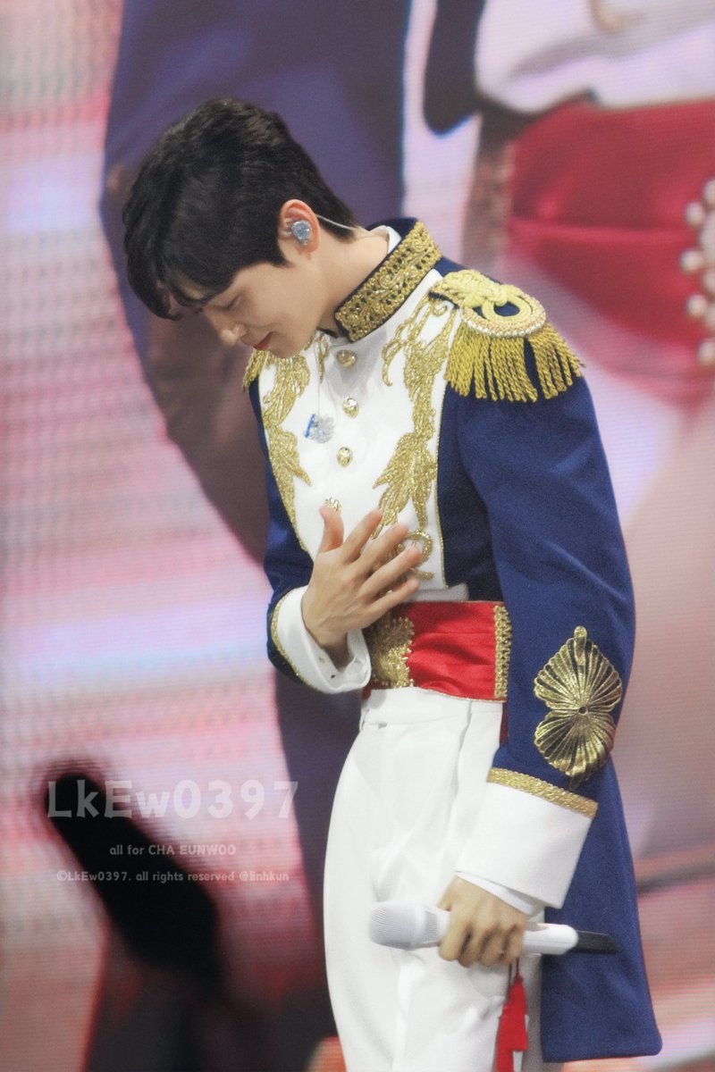 lkew0397's tweet photo. [250712] THE ROYAL IN SEOUL 
황태자의 인사 받으시옵소서, 공주님들~ 🤴💫
#차은우 #CHAEUNWOO https://t.co/f44wYIYutU