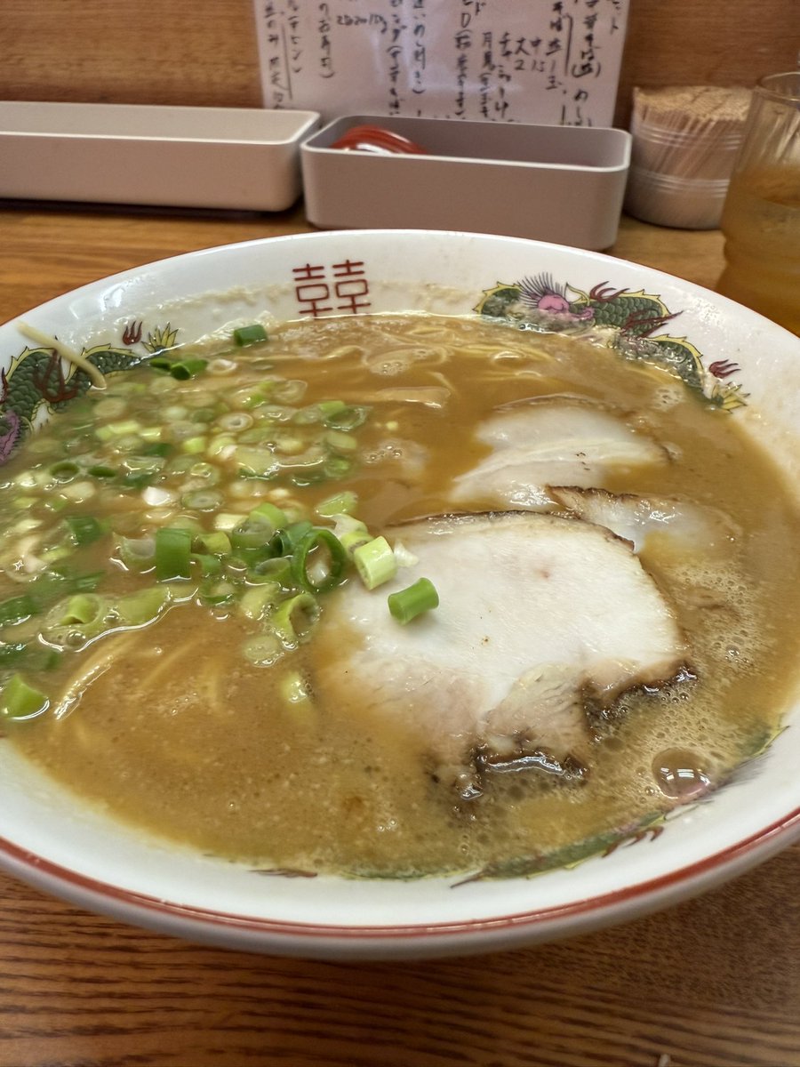 大阪のラーメン屋vol,167
和歌山ラーメン かまぼこ
和歌山中華そば 並 ¥750
6/22
元会社の偉い人と和歌山ラーメンを求めて。
店が前に一瞬たじろぎつつ入店。
かまぼこは入っていない模様。
早ずしもいただき堪能。