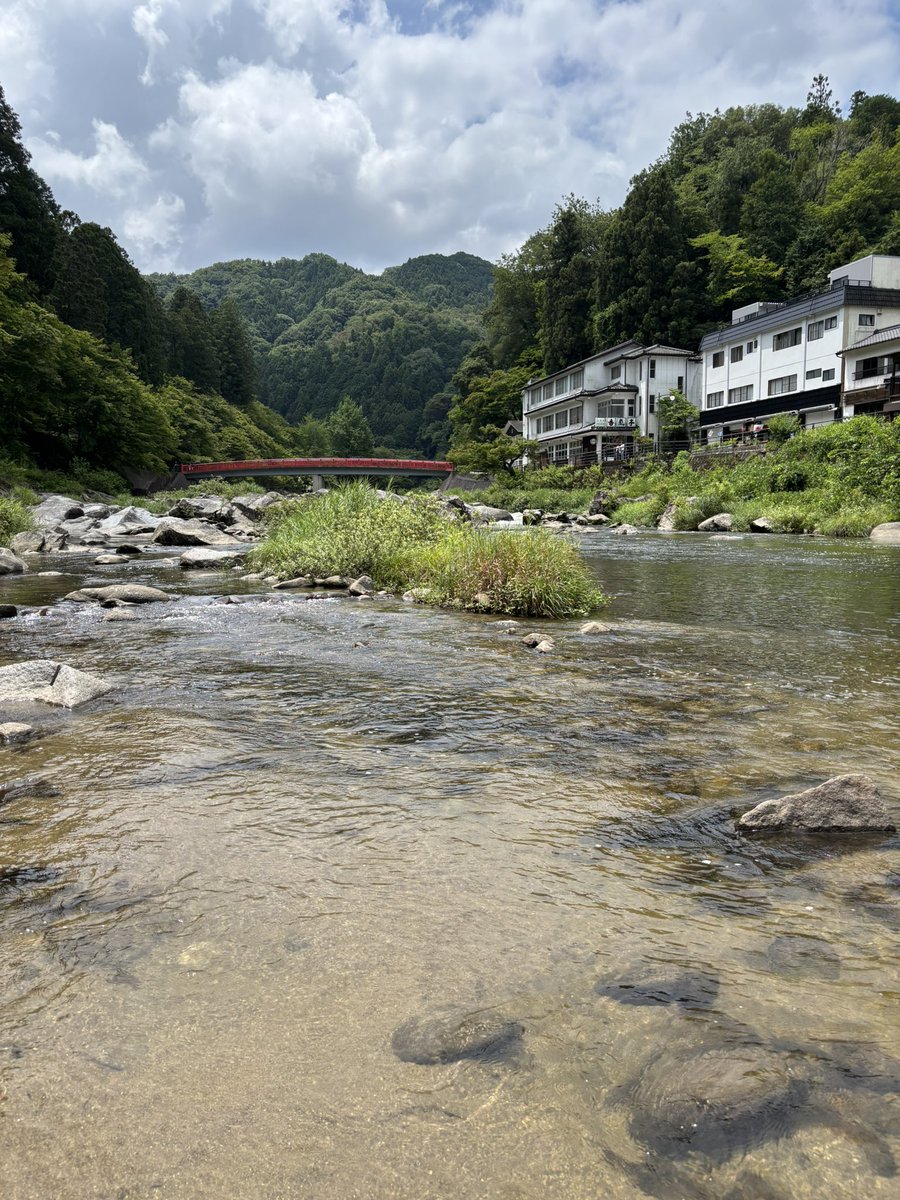 hikarif's tweet photo. 近くの公園の水遊び場が、暑さのせいで人口密度が高すぎる不快な場所になってきた。そこで本物の川に行くと、魚が泳ぐ冷たい水に足を入れるだけで気持ちが良い。大人になってからは海やプールに行く夏ばかりだったけれど、これからは川も行こう。 https://t.co/bIaNDYGDfc