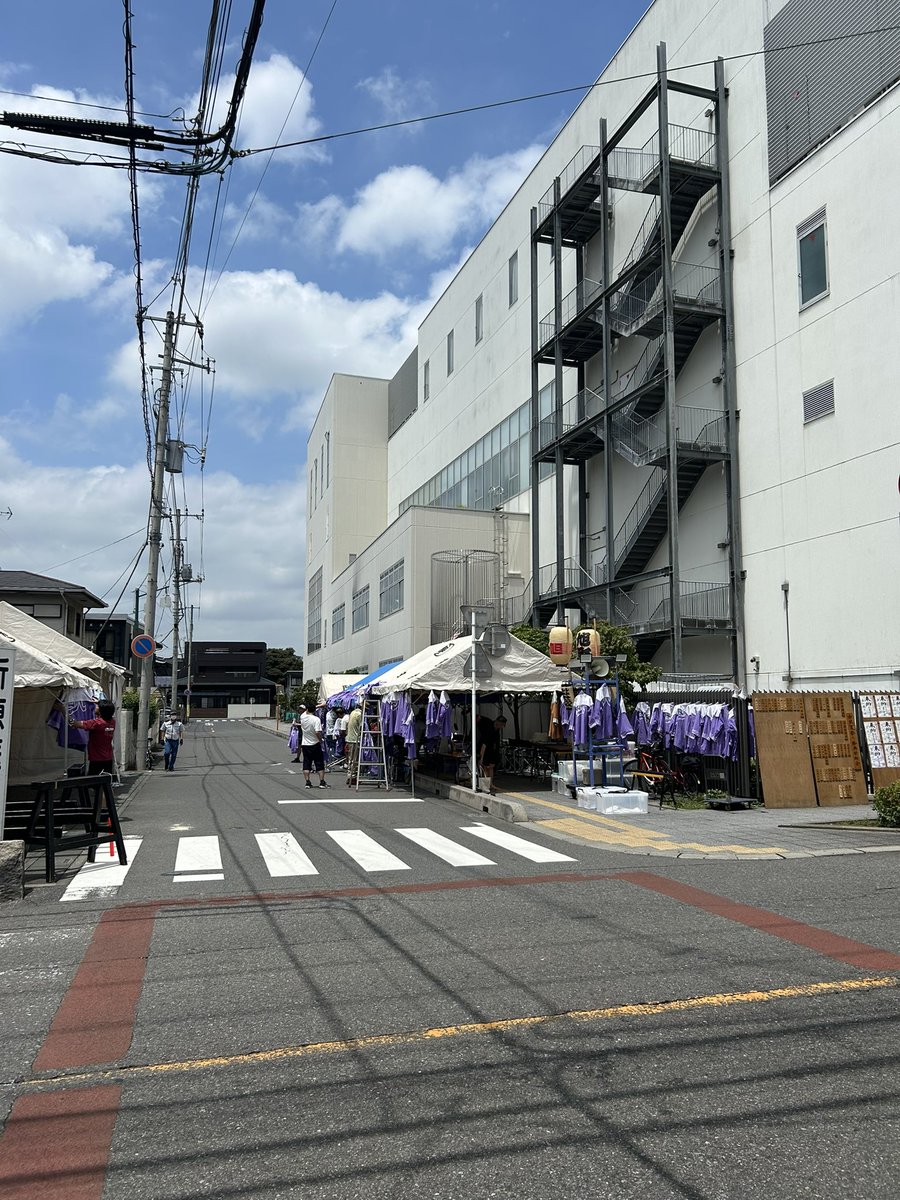 春日部旭町歩道にテント