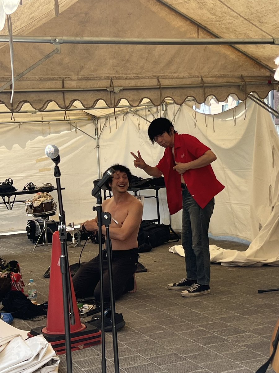 k_yamaya's tweet photo. 大門でフェス!
ゆかりのある方々にご挨拶
で
夜は弁天だよ
#函館バンドワゴン
#THELOOSE
#THEREVOLVERS
#THESHOT
#THE太陽を盗んだ男
#soundWorks https://t.co/Y8iVvZRyTW