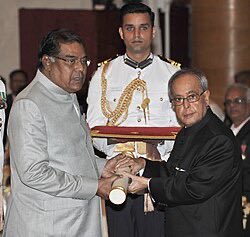 HeroManoj1's tweet image. A legendary actor and a truly remarkable human being, Padma Shri Kota Srinivasa Rao Garu has left an indelible mark on Telugu cinema.
Heartbroken to hear about the loss of my all time favourite actor.
Your legacy will live on in our hearts and through generations to come sir. 
Om…