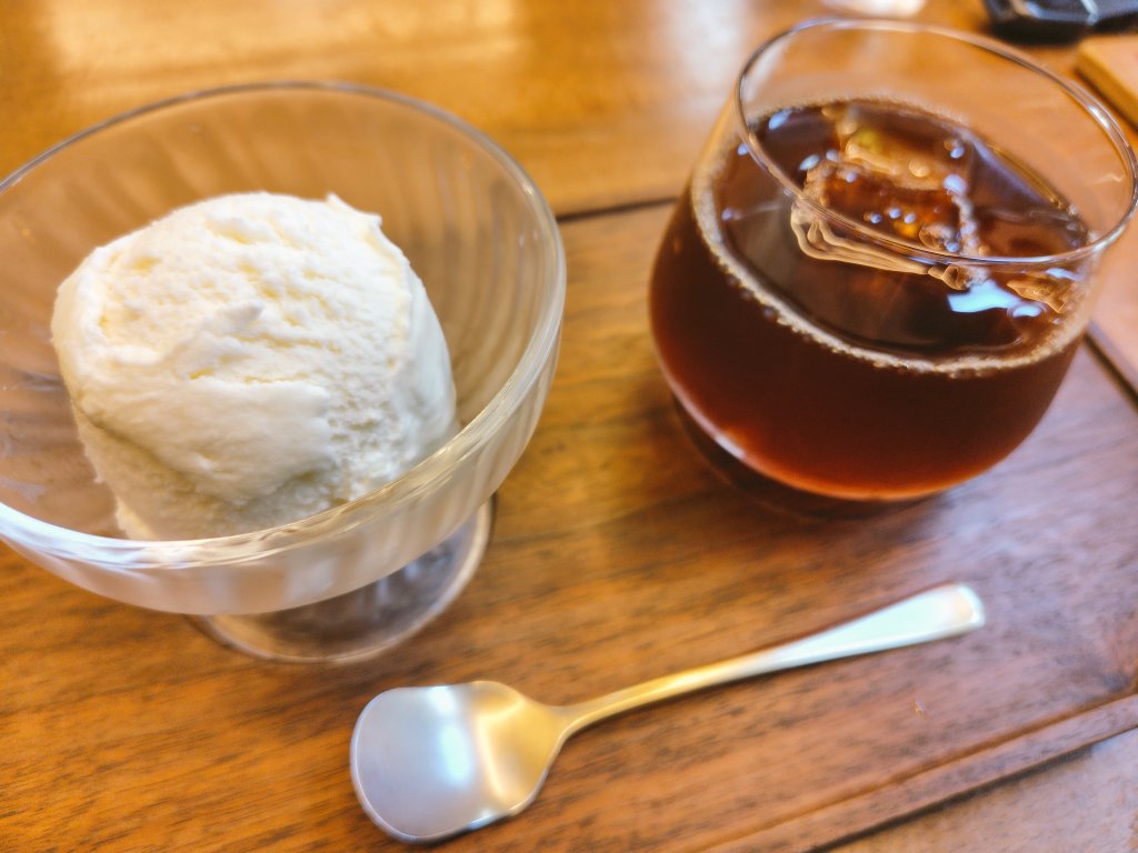 スキマ時間を過ごす場所探してたら、銭湯を改装したカフェ紹介してもらいました！
とても雰囲気良い…