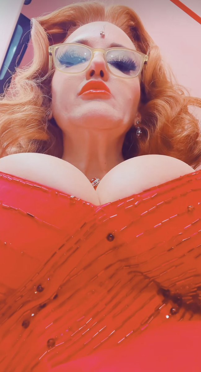 lesbianzomb1es's tweet image. lesbian down, man, lesbian down