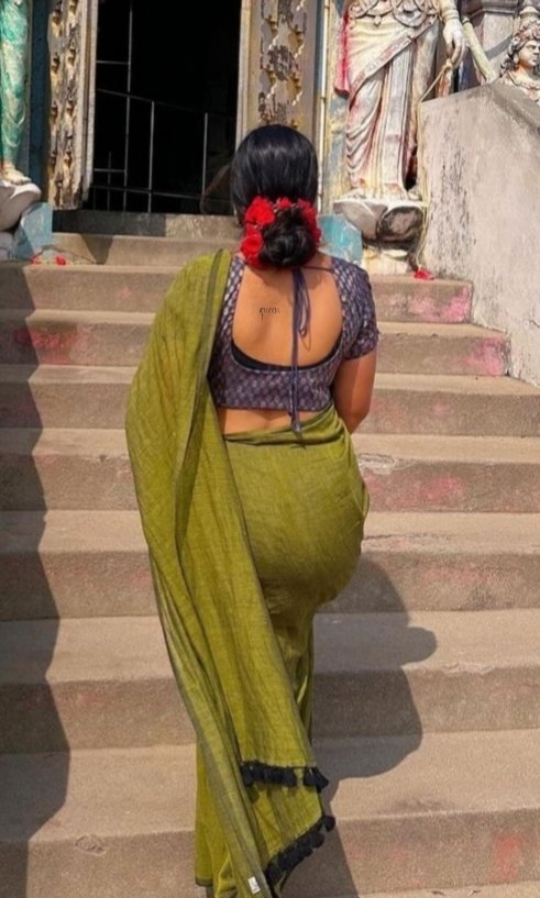 मन्नतों के धागे बांधे हर द्वार पर 
खोल दी किवाड़ तेरे आस पर ..❤️