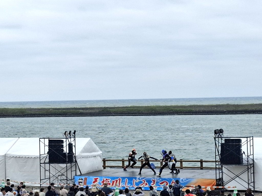 sen6135's tweet image. 朝イチで天塩のしじみ祭り行って来た。
キッチンカーが沢山並んでたけど、息子は大好きなKOAKitchenさんの豆腐スムージー1択🤣
来月稚内に来るって言ってたから、またすぐ飲めるの嬉しい🤭
遠別の道の駅行ったら、カカオキャットのバラ売りあって買っちゃった(笑)
しじみと野菜買えたから満足✨️