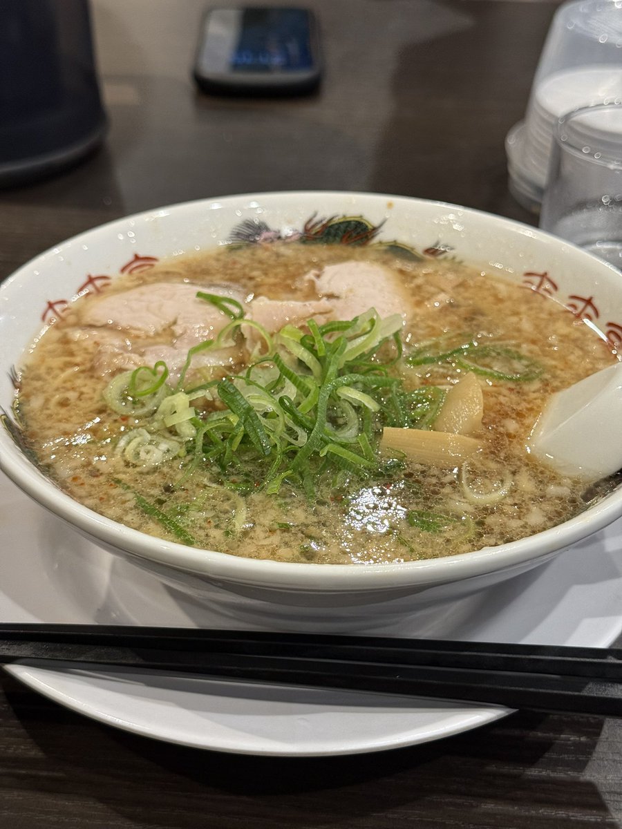 京都のラーメン屋vol,18
来来亭 京丹後店
ラーメン ¥820
6/30
愉快な仲間たちと海で遊んだ帰りに。
足繁く通っていた彦根店で『こだわりなしでー‼︎』コールをきっかけに20年以上避けてきた来来亭。
タブレットで注文する形式になっていたので、以前のような侮辱を受けることはもう無いよう。