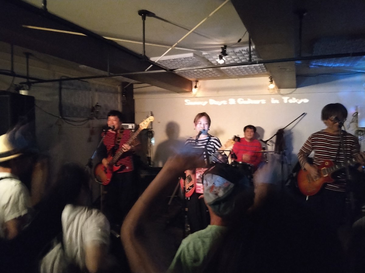 katakotocafe's tweet image. 昨夜モナレコは先月神戸同様オバコが一番目！１曲目のSMOKERからヒートしてましたが、新曲『ANOLAK,THAT DAY』でブーストかかったように会場熱狂！その後もずぅーっと良い雰囲気とノリで最高でした。『IYKYK』大好き！！
#overcoats #オーバーコーツ #オバコ