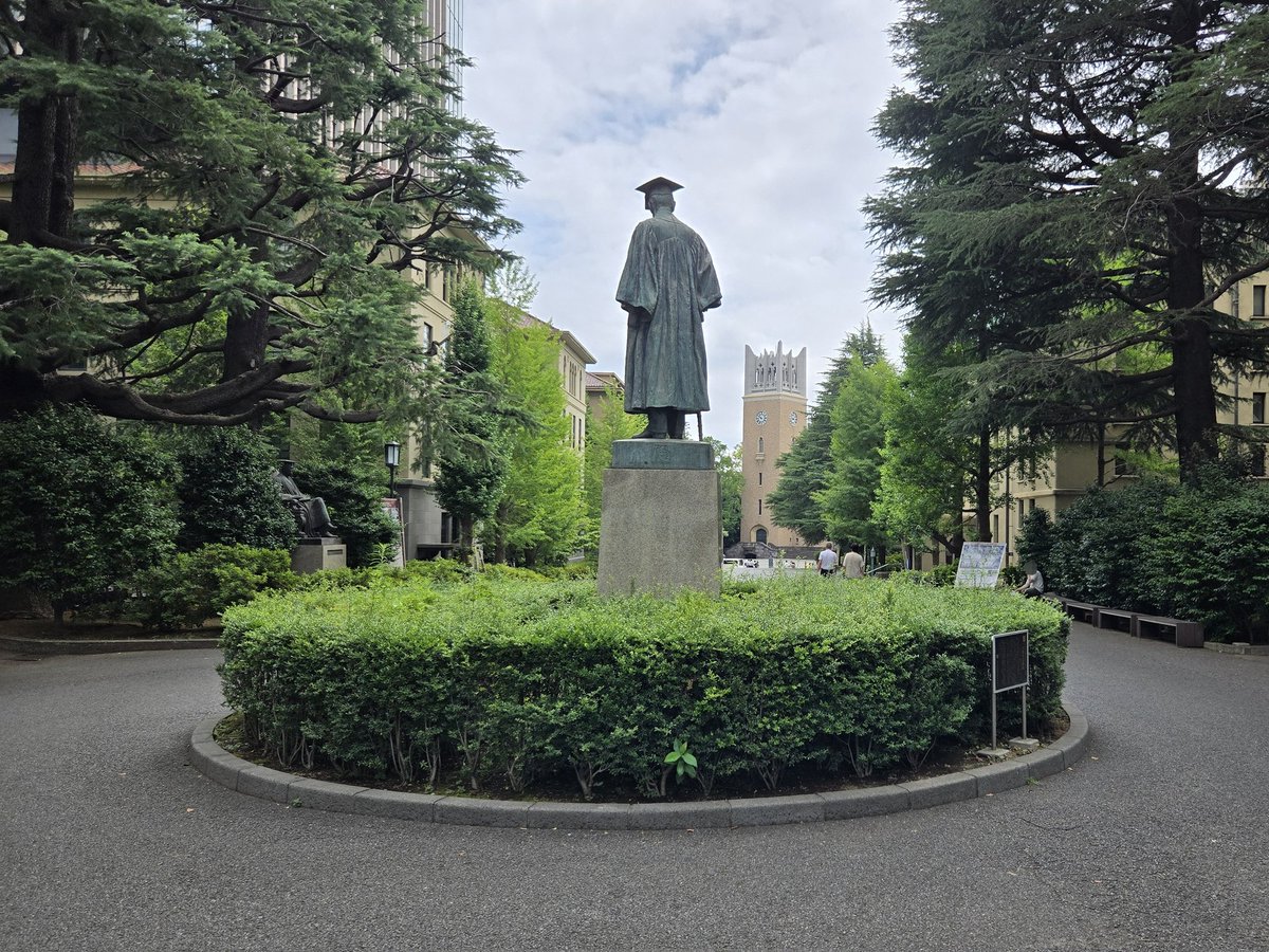 集り散じて人は変れど
仰ぐは同じき理想の光