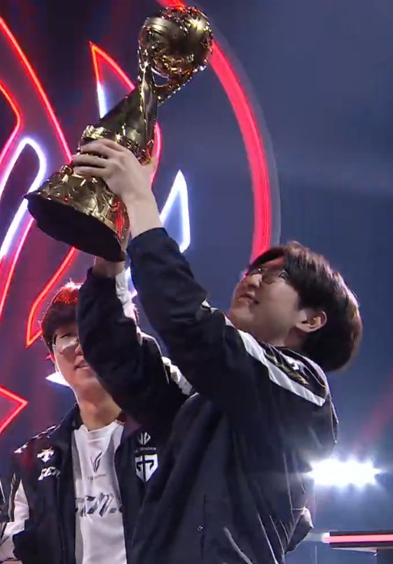 lmaoMav's tweet image. 9 months ago he played 2 LCK CL splits, both 5-6th
8 months ago he played his first LCK split and went 6th
Gets the opportunity to replace Lehends for 2025, and has already been an LCK finalist, had an undefeated LCK split, and now is an undefeated MSI champion
Duro MYGOAT