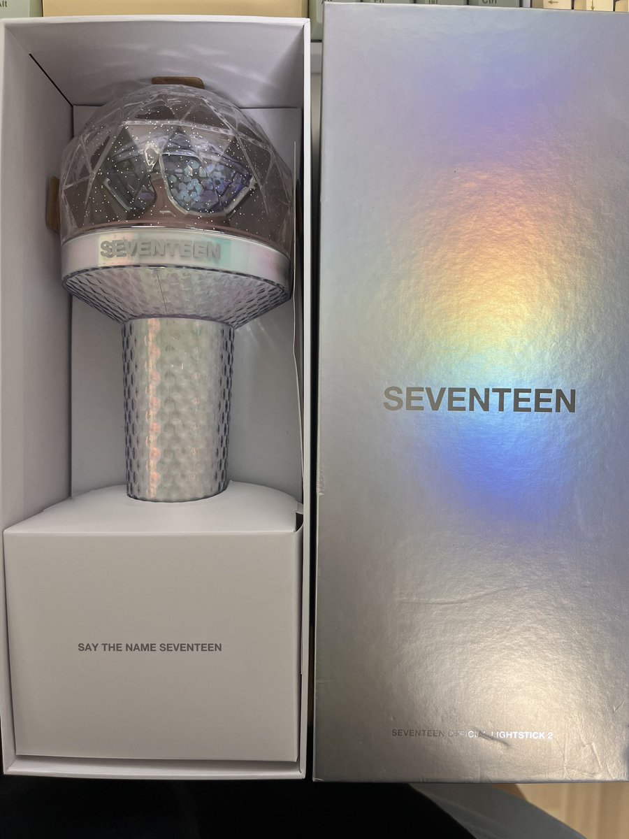 aexx1001's tweet photo. 뉴럿봉 양도
운미포 3.0
편택 가능

박스에 하자 조금 있음
원우 준 스티커 부착 상태인데 떼면 자국 남을까봐 안 뗐어요… 스트랩 달려있습니다. 
응원봉에는 하자없습니다

오픈카톡주세요
https://t.co/HRzydIdvZh https://t.co/r2vELHYy6U