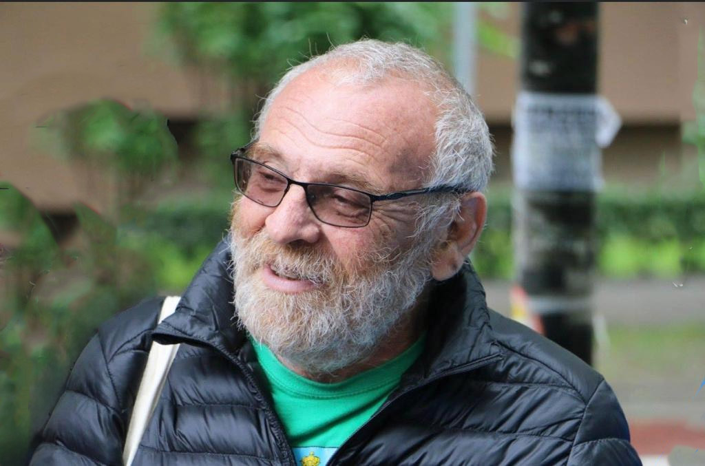 אלכס ז''ל הוחזר לקבורה בניר עוז. אבל לא ככה זה צריך היה להיגמר.
זה מעשה הפקרה ידי אדם, לא אסון טבע. 
גם שנה אחרי, עלינו מוטלת החובה להזכיר ולהזהיר - יש חטופים וחטופות חיים בעזה שיש להביא הביתה מייד - ללא פעימות. הלחץ הצבאי הורג אותם. את כולם, עכשיו! אסור לנרמל את ההפקרה