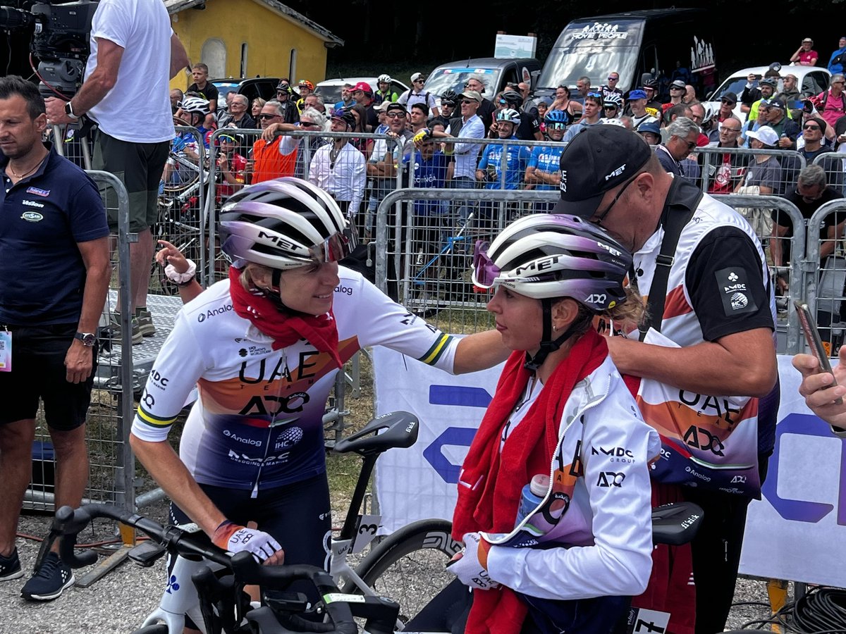 alventomagazine's tweet photo. L’ARRIVO DI SILVIA PERSICO: ENORME
Silvia Persico ha fatto qualcosa di eccezionale ieri, come tutta la UAE ADQ. Il suo arrivo è stato celebrato dal pubblico e dalle compagne.
#GiroWomen #GirodItaliaWomen #alvento
@girowomen https://t.co/DfOn56Xh60