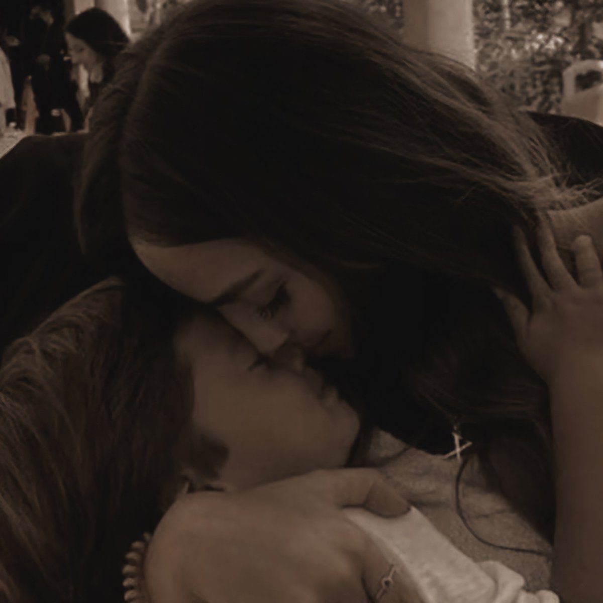 ⠀ㅤ⠀⠀ㅤ⠀⠀ㅤ⠀⠀ㅤ
𝓐ntes de mis flechas, conocí el amor en tus brazos. Y aunque el mundo me adore o me tema, cuando todo se apaga pienso en ti.
Porque tú me enseñaste que incluso el dios del amor necesita un hogar.
Y el mío, siempre has sido tú. 

𝓜i primer templo, mi