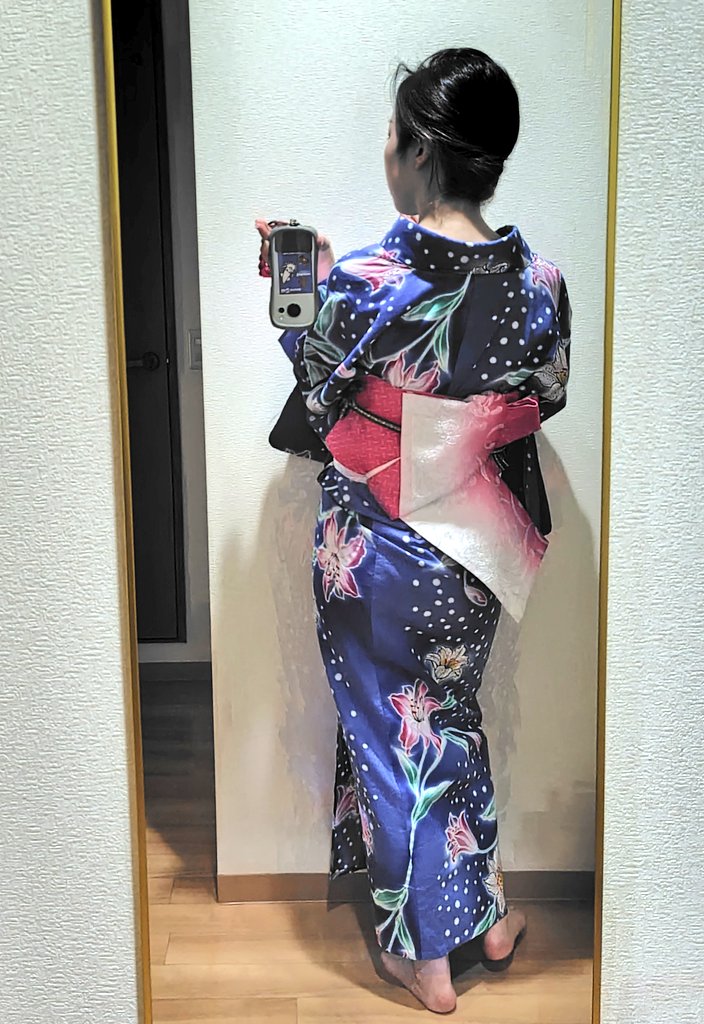 gurumikan0311's tweet photo. 昨日の在廊の格好はこんなんでした
1100円の浴衣ゲットしたので早速着てた
最高に可愛い浴衣と10年ぶりに締めた帯 https://t.co/4Gjn7BDQj1