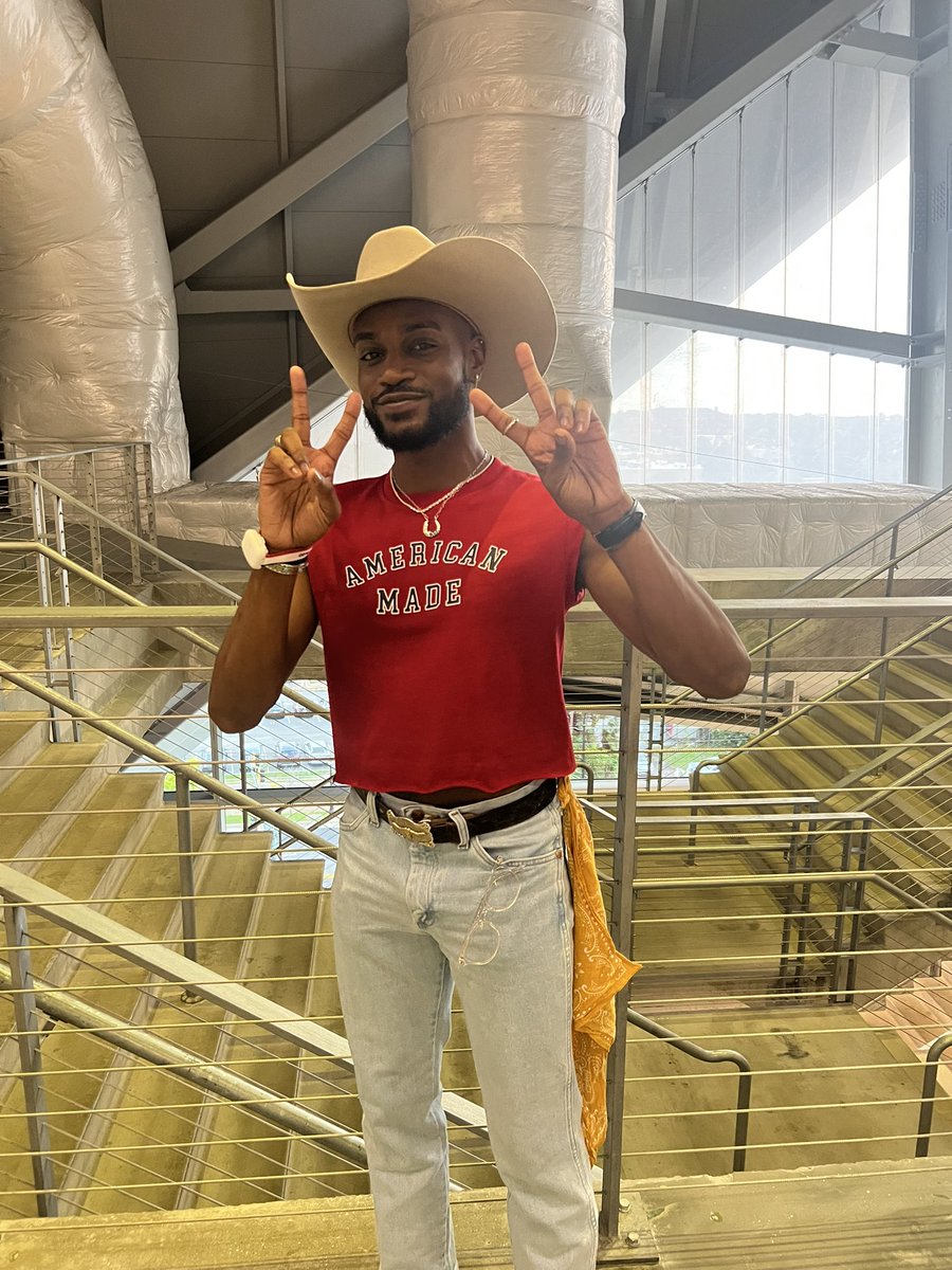 _darbysledge's tweet image. i’m goin’ out loud just for fun, i am the man i know it 🐝 #cowboycarter