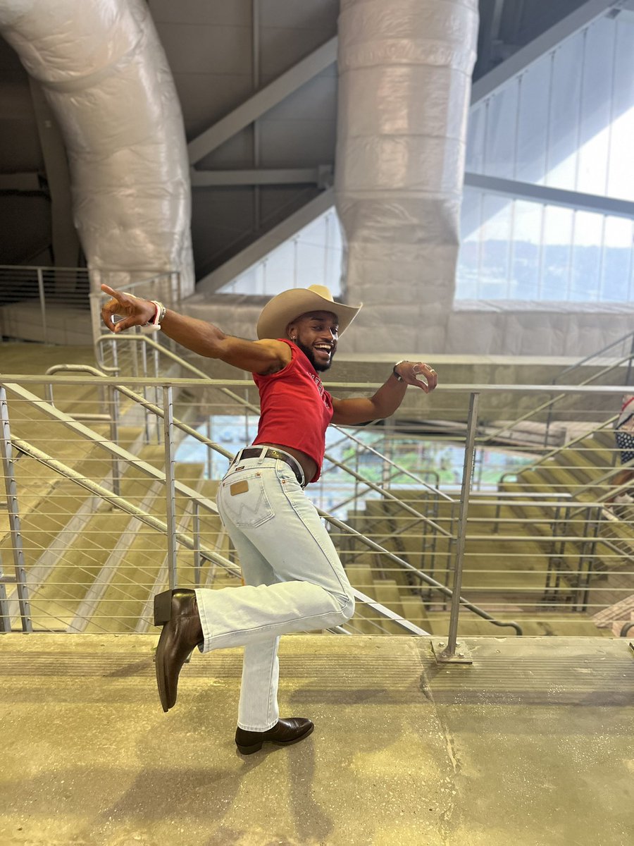 _darbysledge's tweet image. i’m goin’ out loud just for fun, i am the man i know it 🐝 #cowboycarter