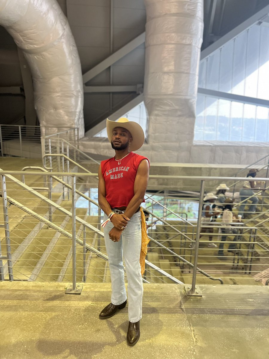 _darbysledge's tweet image. i’m goin’ out loud just for fun, i am the man i know it 🐝 #cowboycarter