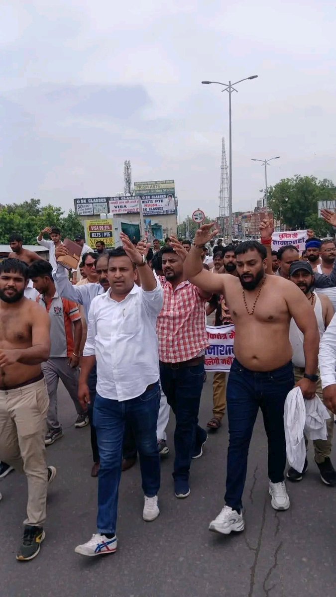 हरियाणा के हिसार में गणेश वाल्मीकि का जन्मदिन था, पुरा परिवार नाच रहा था,पास के थान से नशे मे धूत पुलिस वाले आये और गणेश की निर्मम हत्या कर् दी, जिसके विरोध में दलित समाज के लोगों ने अर्धनग्न होकर किया प्रदर्शन।
#Hisar
<a href="/cmohry/">CMO Haryana</a> <a href="/TheLallantop/">The Lallantop</a> <a href="/The_Mooknayak/">The Mooknayak</a> <a href="/haryananews24/">Haryana News 24</a> <a href="/ZeeNews/">Zee News</a>