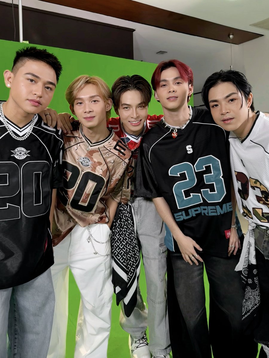 NAKAABANG NA BA, VIXIES?! 🔥

PAPAINITIN NA NAMIN ANG #AllOutSundays STAGE!

Makisayaw at makikanta ng 'shit sobrang init' sa #AOSIFeelLike, SEE YOU THERE! ✨

🎧 Stream ‘Dapat Lang Ako Lang’ 💖🔐: lnk.fuga.com/vxon_dapatlang…

#VXON #VXON_shtsobranginit #VXON_DapatLangAkoLang