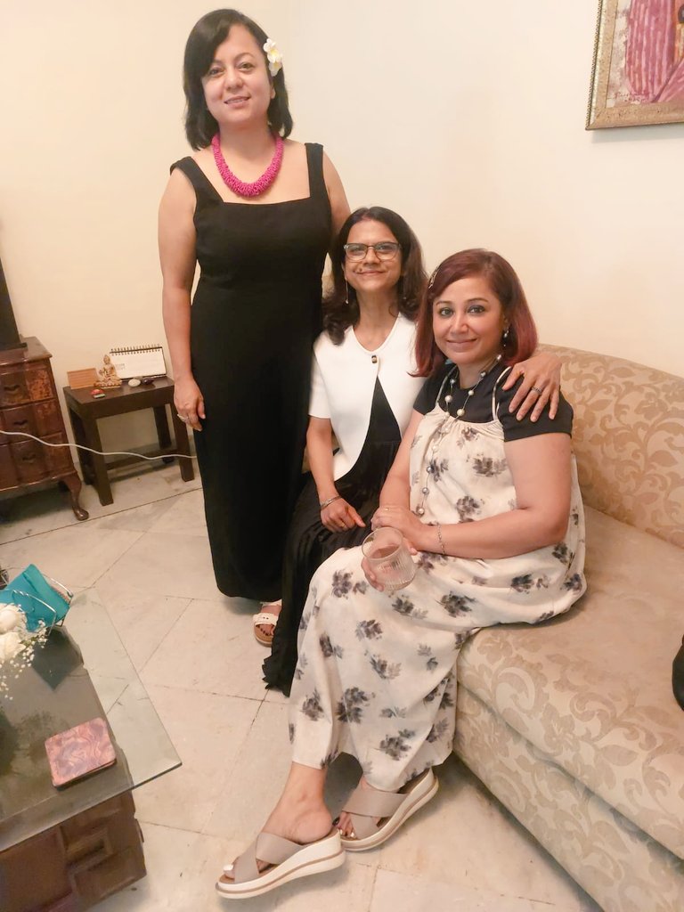 sujatavidu's tweet image. Saturday gang: in Black and White 🩶😍
#celebrationweekend #blackandwhite #dresscode #saturdayfun
