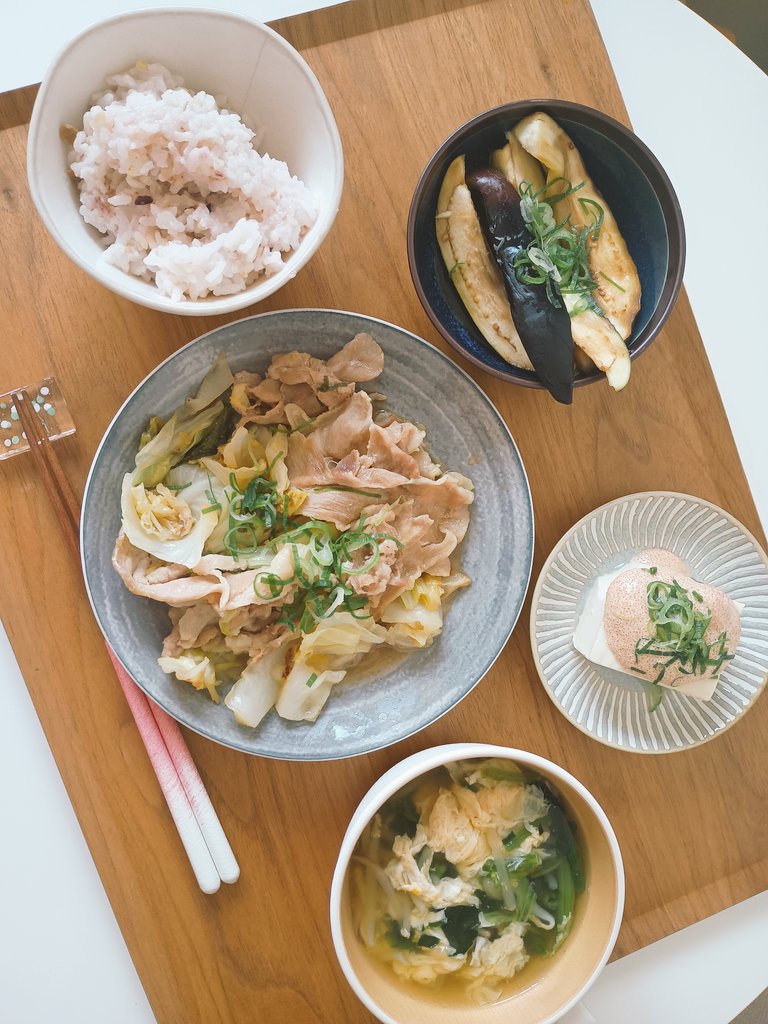 YYou719's tweet image. 午前中のうちに
用事済ませておいた👌
🥢豚バラキャベツのフライパン蒸し
🥢なすのレンジ煮びたし
🥢明太マヨ冷ややっこ
🥢もやしのふわたま中華スープ
冷ややっこの明太マヨソースも手作りしてみた(✌︎ -͈᷅ ⌄ -͈᷄) ♡
#夜ごはん
#おうちごはん
#ひとり飯
#料理好きさんと繋がりたい
