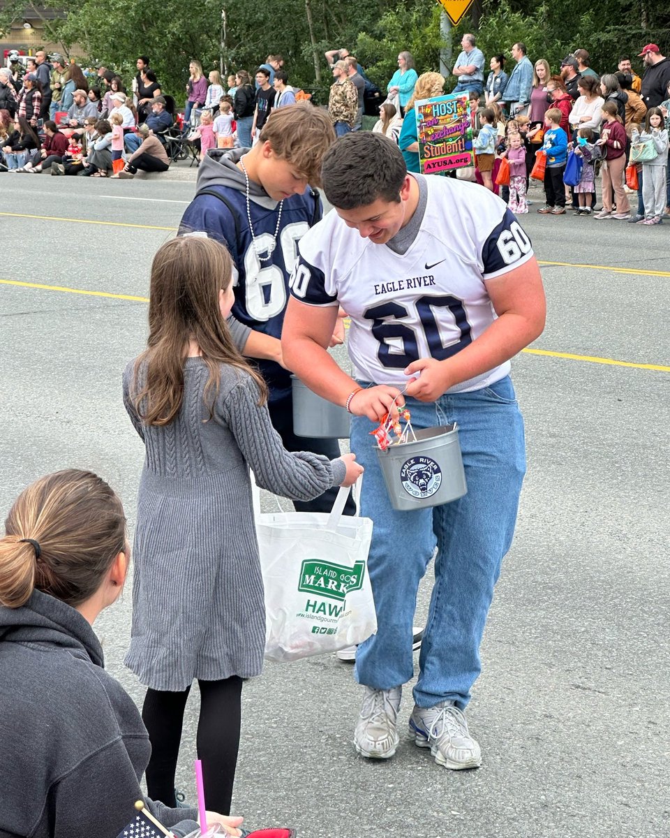 What a day at the Bear Paw Parade! 🐾💙
Blitz brought the hype, and our Wolves showed up in force.
Proud to represent Eagle River with energy, unity, and pride!

📸 Swipe through the highlights 👇
#EagleRiverWolves #BearPawFestival #ERFootball
