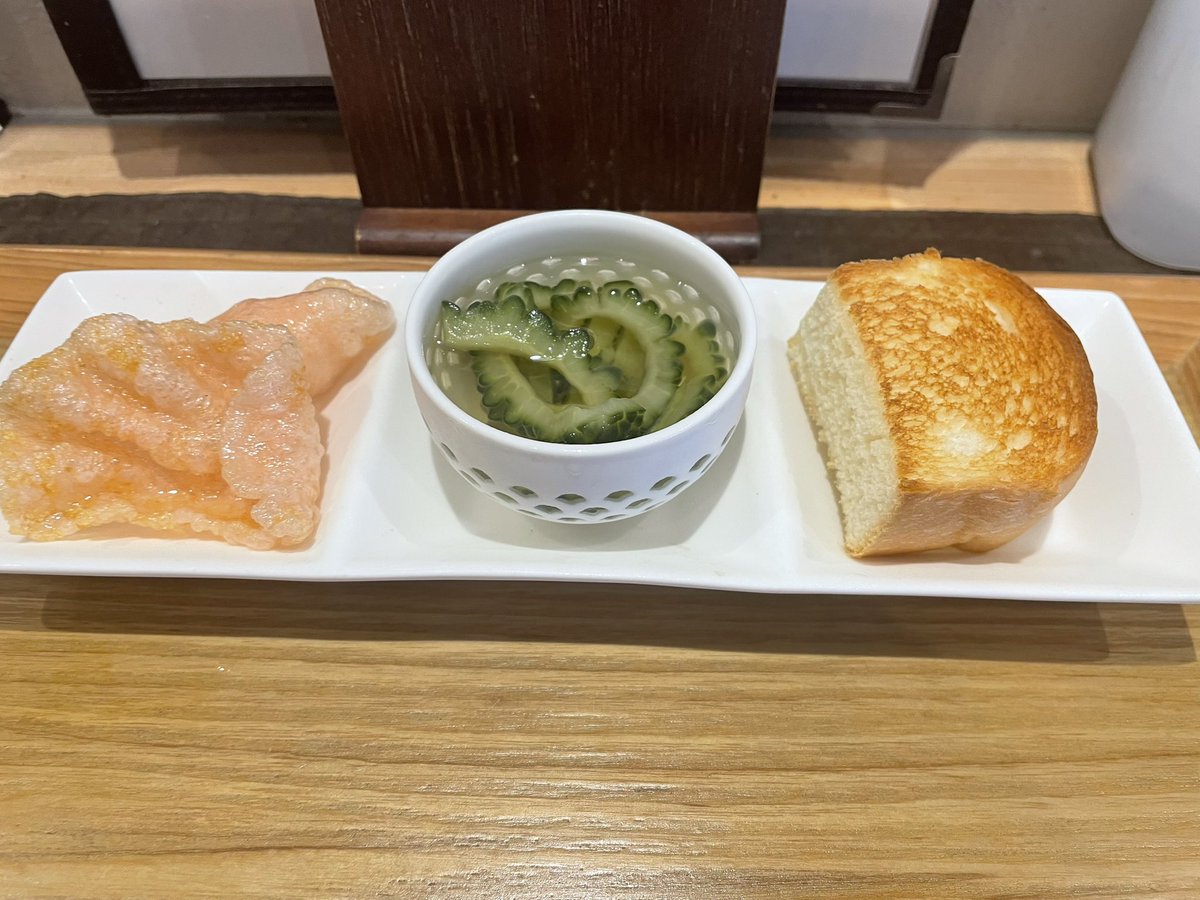 お昼はラーメン食べにきてまずは
前菜から食べます