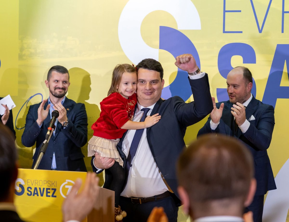 13. jul, jedan od najsvetlijih datuma u crnogorskoj istoriji, datum koji spaja, datum nepokornosti i istrajnosti Crne Gore!

Ovaj datum najbolje oslikava slobodarski i herojski duh našeg naroda, i sažima sve ono krucijalno, sve ono suštinsko u jednu nit - antifašizam!

Neka nam