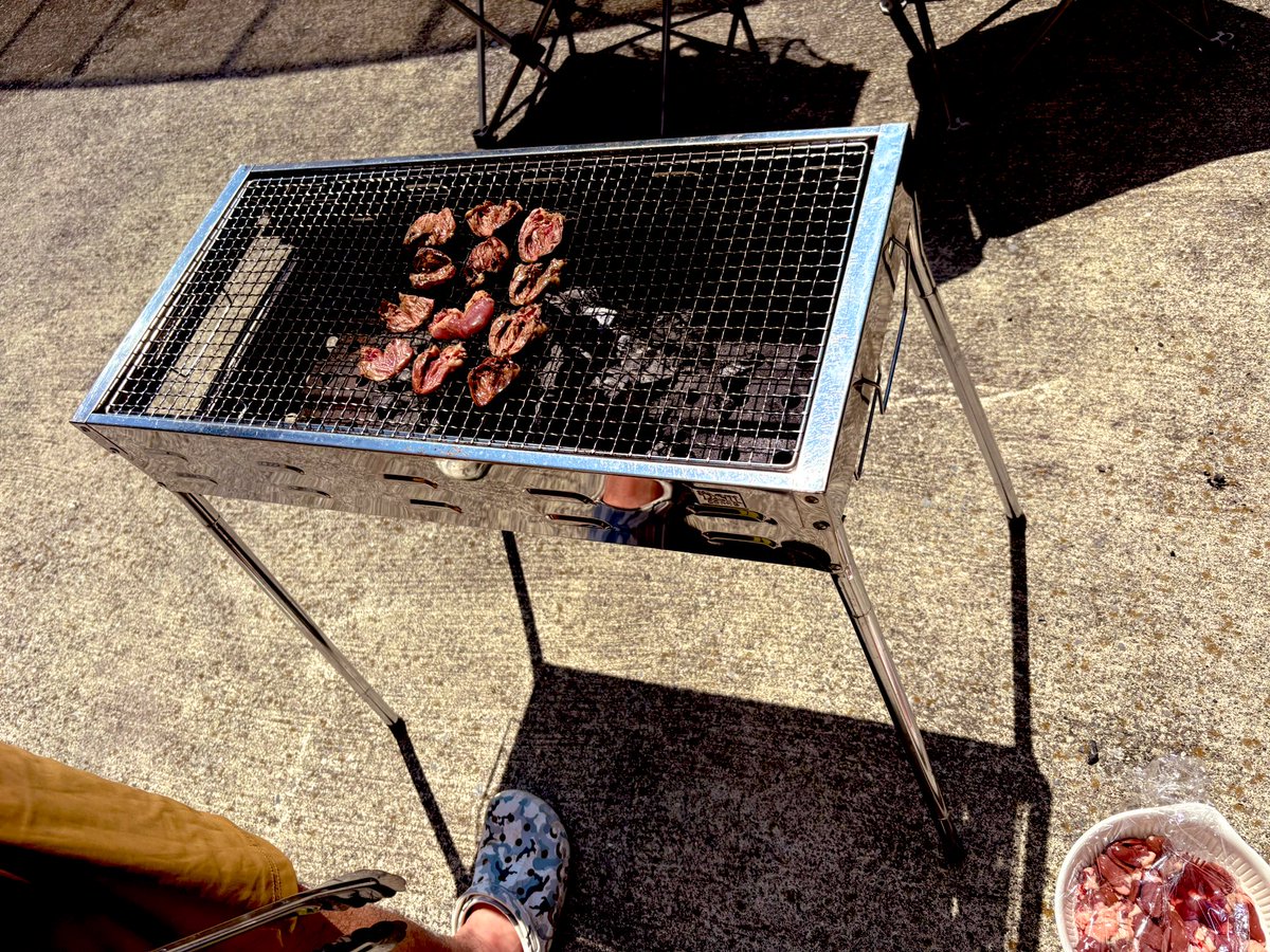 shunsuke_whisky's tweet photo. 今日は後輩と家でBBQ🍖
準備してたら友人がヒラメ持って来てくれたので、刺身に🐟
みなしんさんで買った生イカ🦑も刺身で✨
昼から飲める幸せ🥰
#ハイフィッシュみなしん
#生イカ
#NORTHSELECT
#ホタテ https://t.co/DeOMjZsA58