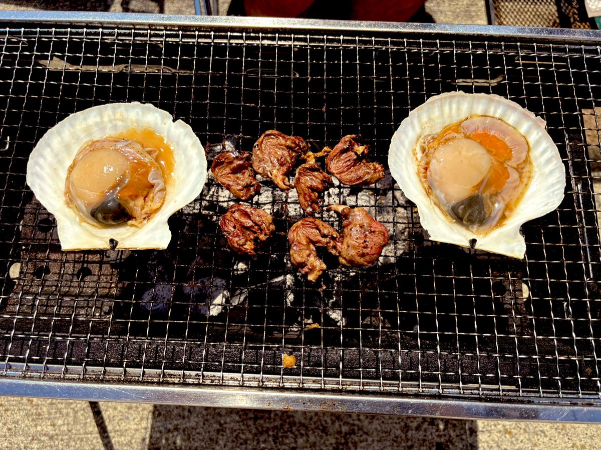 shunsuke_whisky's tweet photo. 今日は後輩と家でBBQ🍖
準備してたら友人がヒラメ持って来てくれたので、刺身に🐟
みなしんさんで買った生イカ🦑も刺身で✨
昼から飲める幸せ🥰
#ハイフィッシュみなしん
#生イカ
#NORTHSELECT
#ホタテ https://t.co/DeOMjZsA58