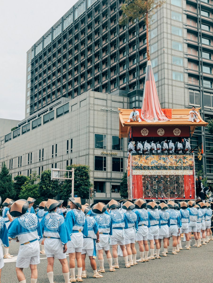 📷京都の夏といえば…祇園祭！​
ASAI京都四条から歩いて楽しめる、日本三大祭のひとつ​
【2025年の主な日程】​
・7月17日：前祭 山鉾巡行（9:00頃〜）​
・7月24日：後祭 山鉾巡行（9:30頃〜）​
きらびやかな山鉾が通りを練り歩く様子は圧巻。​
📷 ローカルに暮らすように旅しよう —