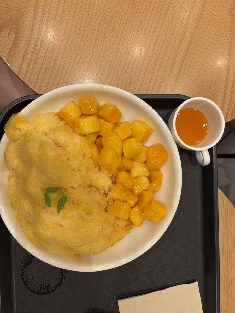 프렌차이즈 카페에서 가장 좋아하는 음료가 투썸의 애플망고 스무디. 100%가 아닌 퓨레를 사용했겠지만 적절한 농도의 걸죽함과 시원함이 여름의 맛이랄까. 

하여 새롭게 나왔기에 시켜본 애플망고 빙수. 여름을 나기에 적절하다.