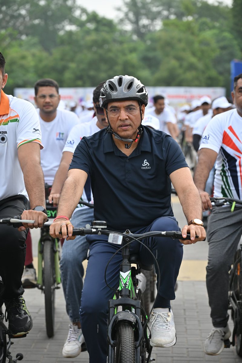SAI_Gandhinagar's tweet photo. ✨ Sundays On Cycle: Pedaling for fitness! 🚴‍♂️ Union Minister @mansukhmandviya led the 31st #FitIndia Sundays on Cycle event in Gandhinagar, Gujarat. Over 400 cyclists from various PSUs like Indian Oil, HPCL, ONGC, and volunteers from MY Bharat &amp; NYKS/NSS programs participated! https://t.co/kVBZSqGwDt