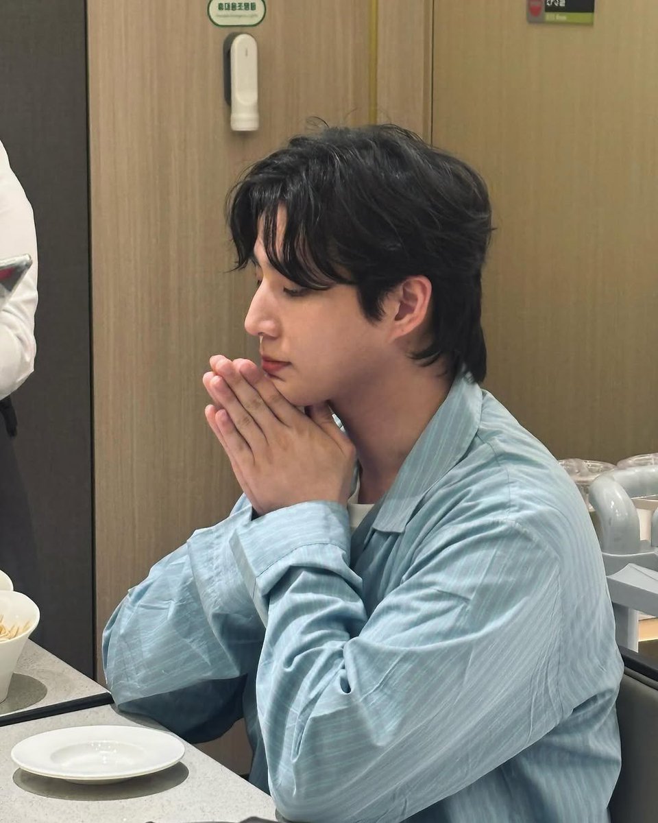 ____greatest's tweet image. 뒷머리 이렇게 길었을 때 천사 같다는 말을 엄~청 많이 했던 것 같은데 지금 봐도 너무 천사 같아 특히 첫 번째 사진... 가장 좋아하는 영현이 사진들 중 하나가 됨