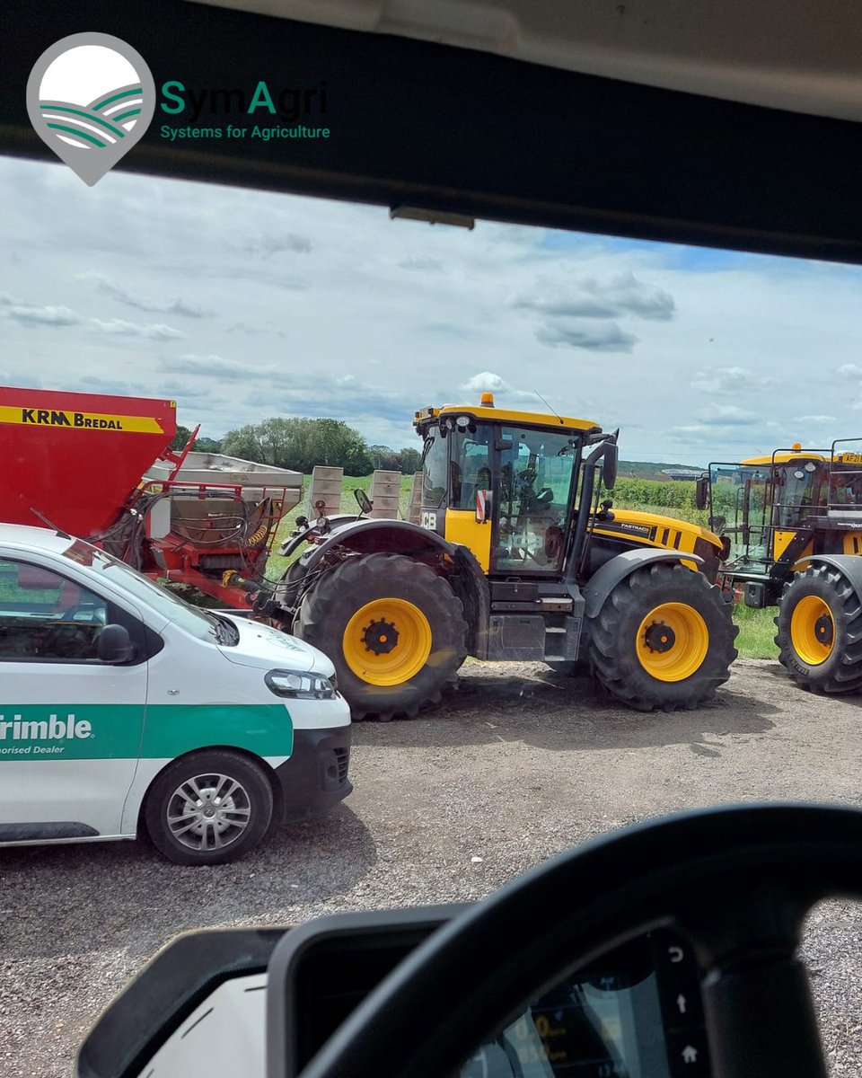 🚜Precision matters, especially before a big job! Before heading out for their next spreading campaign, this pair of forward-control #JCB Fastracs and the JCB #Fastrac tractor received a full #GPS health check from our expert engineers here at SymAgri 💯👉 symagri.co.uk/gps-winter-ser…