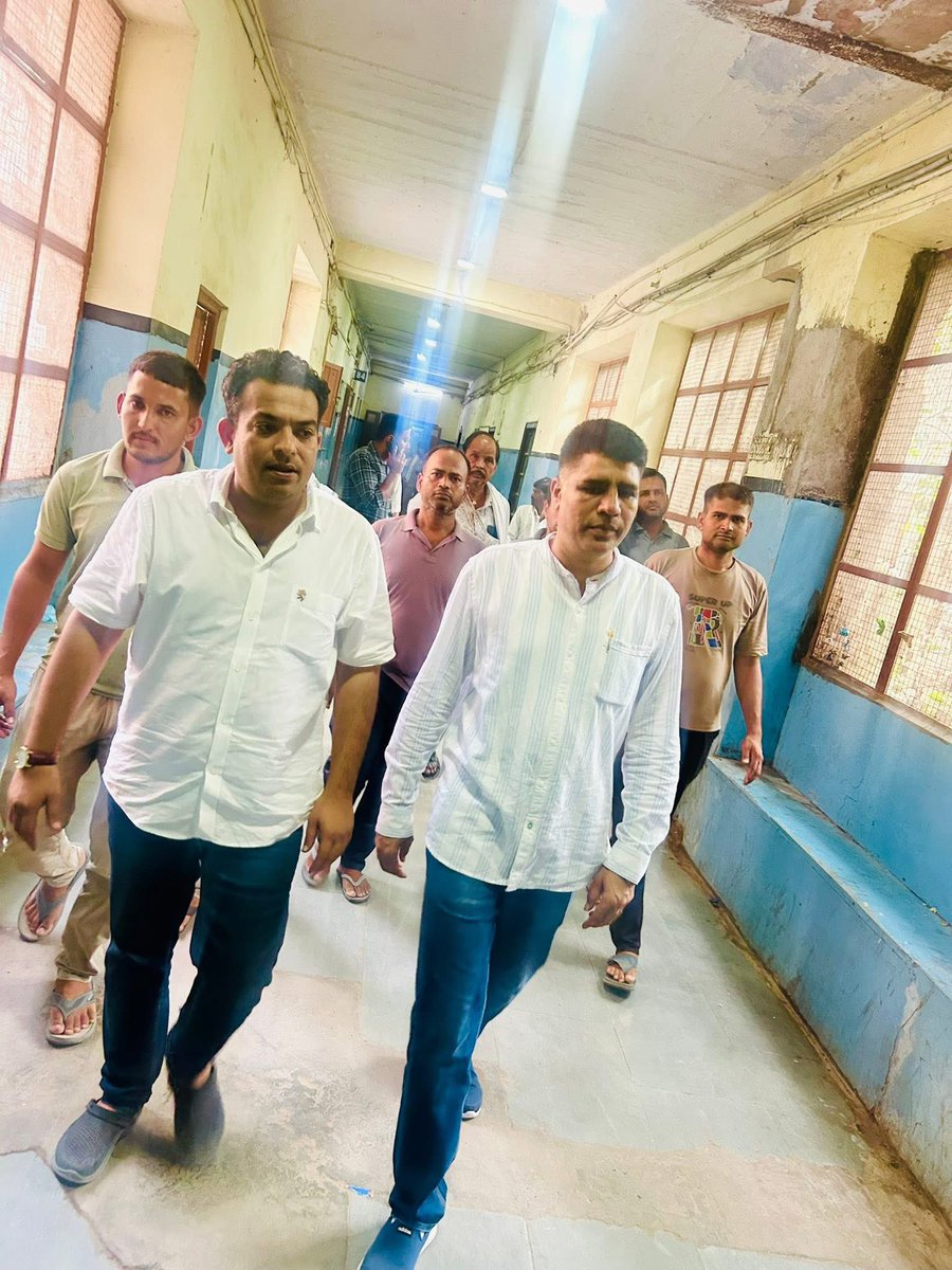 मोमासर के युवा ललित मोची पुत्र श्याम लाल जी मोची के श्रीडूंगरगढ़ पुलिस थाने में जहर पीने के बाद गंभीर हालात में ललित मोची को बीकानेर PBM रैफर किए जाने पर ललित से मिलकर कुशल क्षेम जानी और चिकित्सकों से उचित चिकित्सकीय सहायता के लिए बात की।