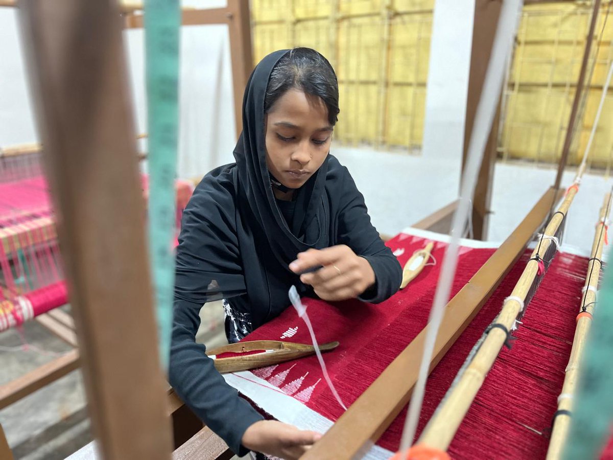 ilobangladesh's tweet image. Rima (20) from Patrokhola tea garden had to drop out of school. Today, she earns by weaving Manipuri fabrics—thanks to #skillstraining from the @ilo #ProGRESS project. Backed by @CanHCBangladesh &amp;amp; implemented by IPDS. #WYSD2025  @ILOAsiaPacific @GAC_Corporate @ILOYouth