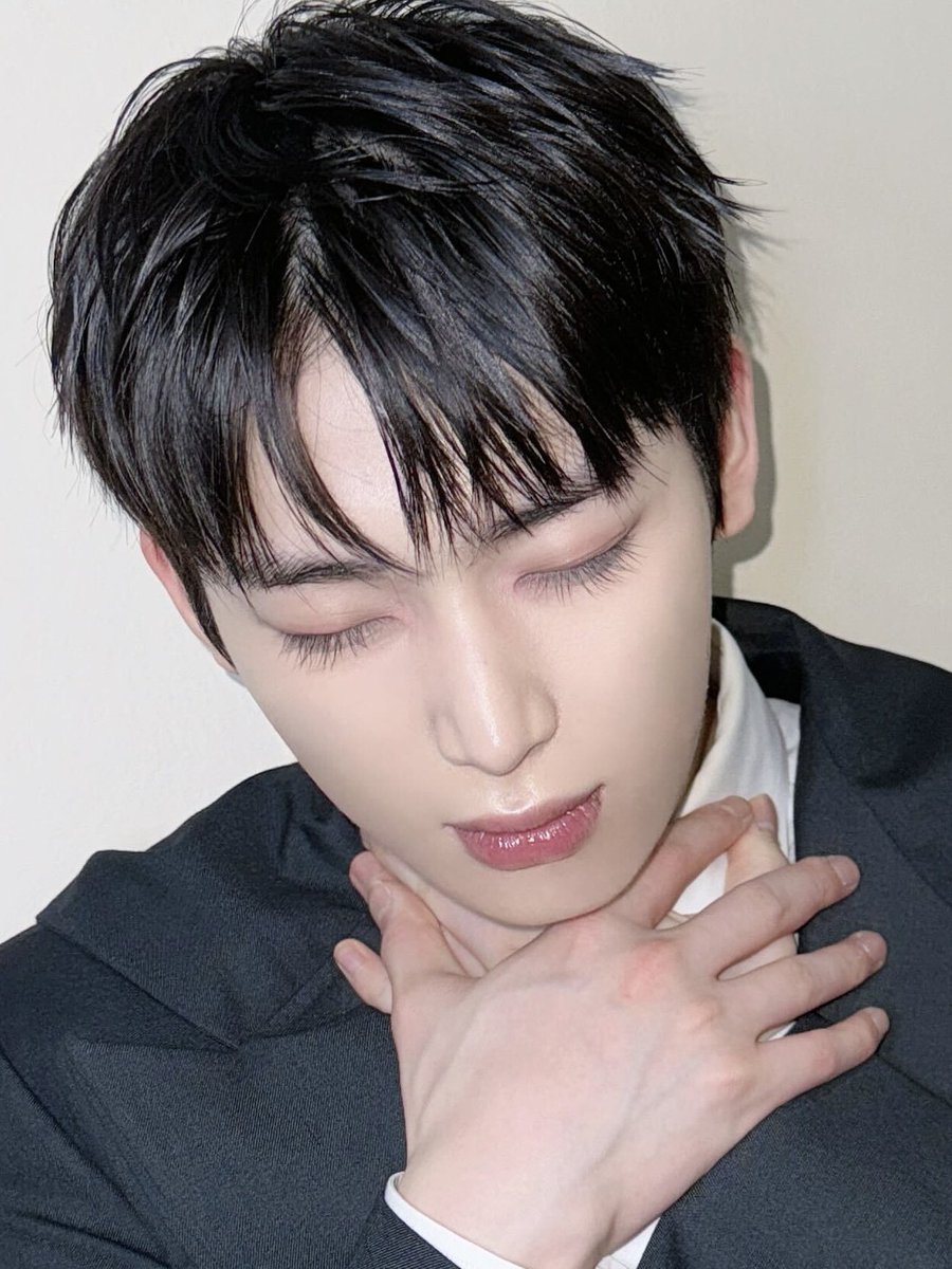 sunoovltl's tweet photo. 테무속눈썹 오억개 붙혀도 이분 앞에선 개처발림 https://t.co/z42kjNO2hO