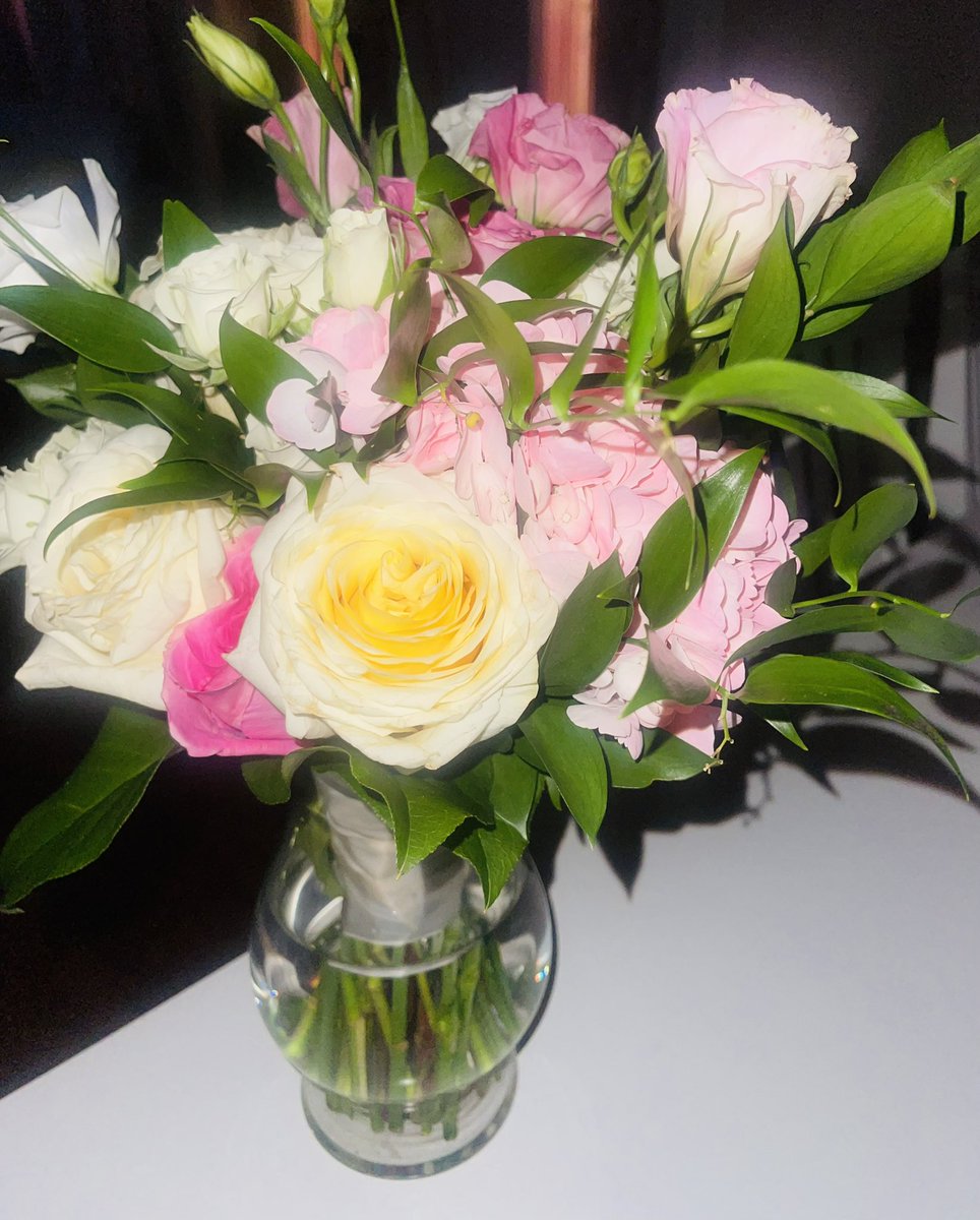 FaithLiberty3's tweet photo. Fresh roses for a pretty gyal🥹🥰
#thankyou https://t.co/HAGMLExQ4A
