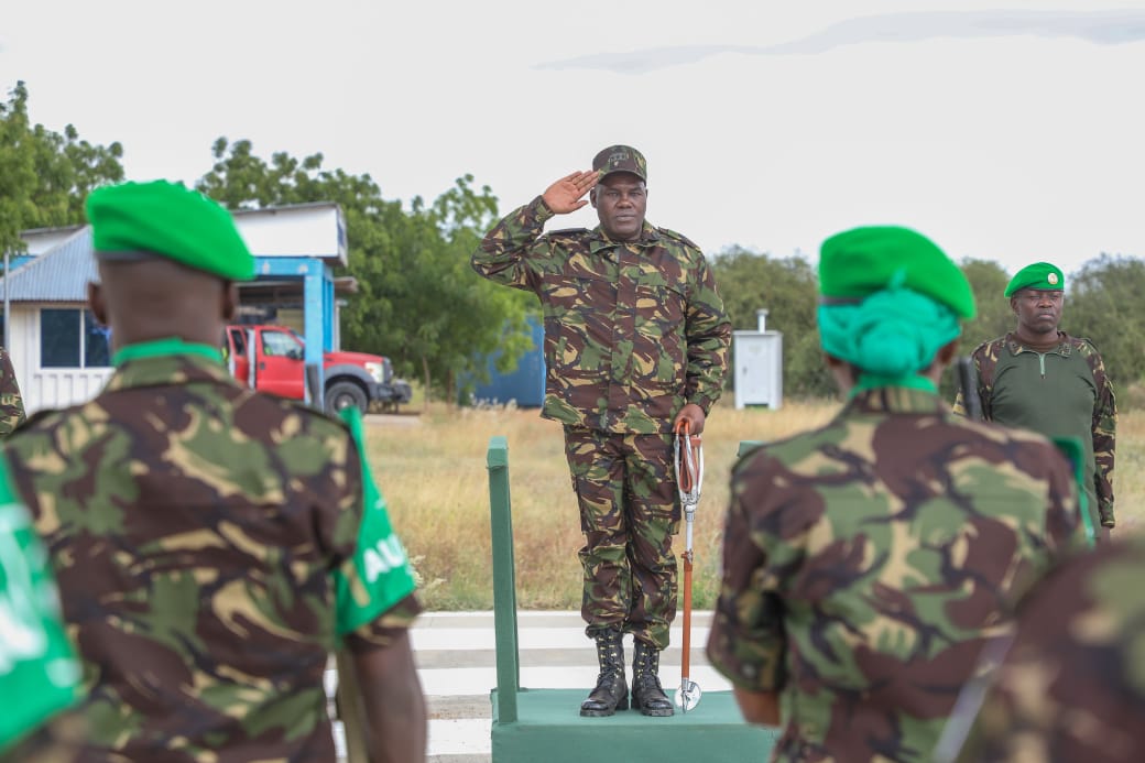 aussom_'s tweet image. Newly appointed Kenyan Army Commander Lt. Gen. David Keter visited #AUSSOM @kdfinfo troops in #Somalia on Friday to assess operations & boost troops' morale.
Received by Sector II Commander Brig. Edward Banda & Deputy Col. Samson Kenga, the delegation visited key bases in…