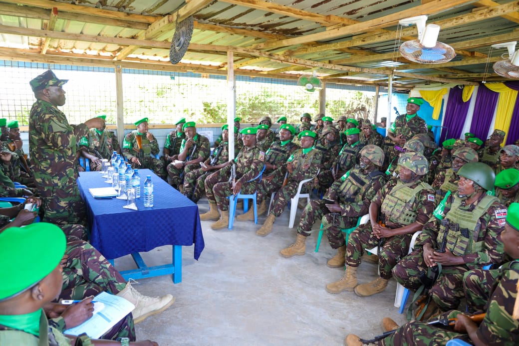 aussom_'s tweet image. Newly appointed Kenyan Army Commander Lt. Gen. David Keter visited #AUSSOM @kdfinfo troops in #Somalia on Friday to assess operations & boost troops' morale.
Received by Sector II Commander Brig. Edward Banda & Deputy Col. Samson Kenga, the delegation visited key bases in…