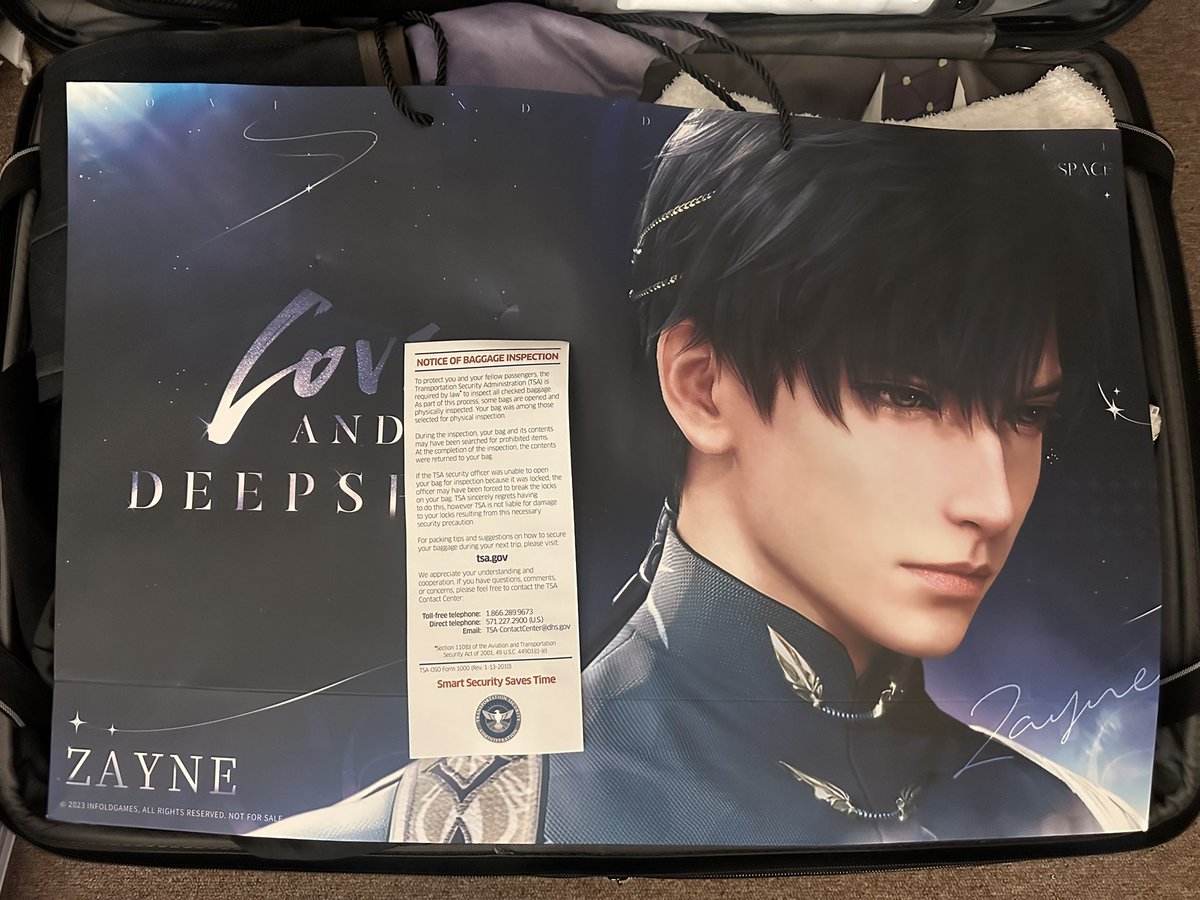 lyn_lyss_'s tweet image. THIS IS KILLING ME BC THAT MEANS TSA OPENED MY BAG AND THE FIRST THING THEY SAW WAS ZAYNES BIG ASS FACE 😭😭😭😭😭