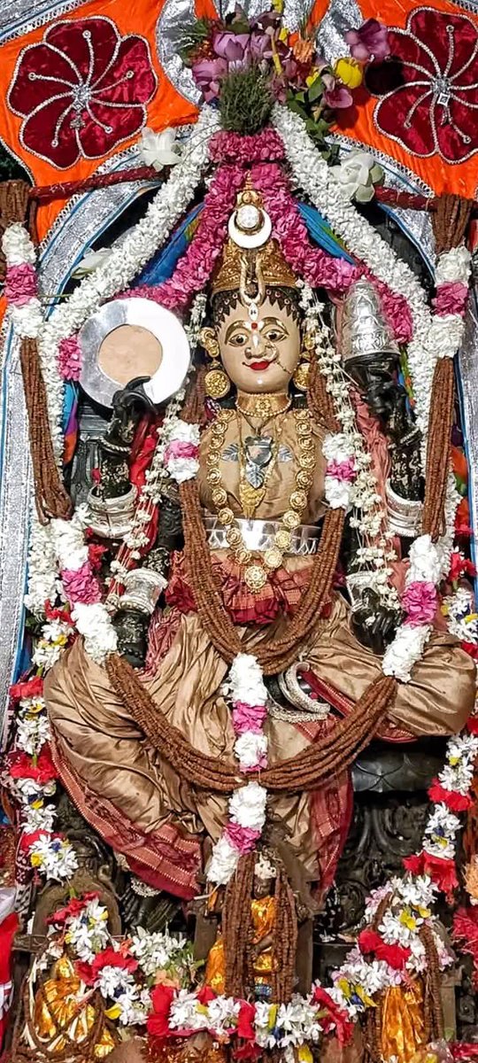 Shibani321's tweet photo. ତୋ ପାଦରେ ଗୁହାରି କରିବାର 
ଯୋଗ୍ୟତା ମୋର ନାହିଁ ମା , 
ତୋତେ ମାଗିବାର ସାମର୍ଥ୍ଯ ବି ନାହିଁ । 
ତୋର ପଦାଙ୍କ ରେ ଅନୁସରଣ 
ଆଉ ମୁଖ ନିସୃତ ଆଦେଶ ବଳ ରେ 
ଭବସାଗର ପାରିହେବାର  
ସୌଭାଗ୍ଯ ଦିଅ ଗୋ 
ଶରଣାଗତଦୀନାର୍ତ୍ତଜନନୀ ।
ମୋତେ ତ୍ରାଣ କର ମା ।
ମୋ ଉପରେ ନିଜ ଅନୁକଂପା ପୂର୍ବକ ଦୃଷ୍ଟି ନିକ୍ଷେପ କର ଜନନୀ । https://t.co/ZkTB13y3Oh